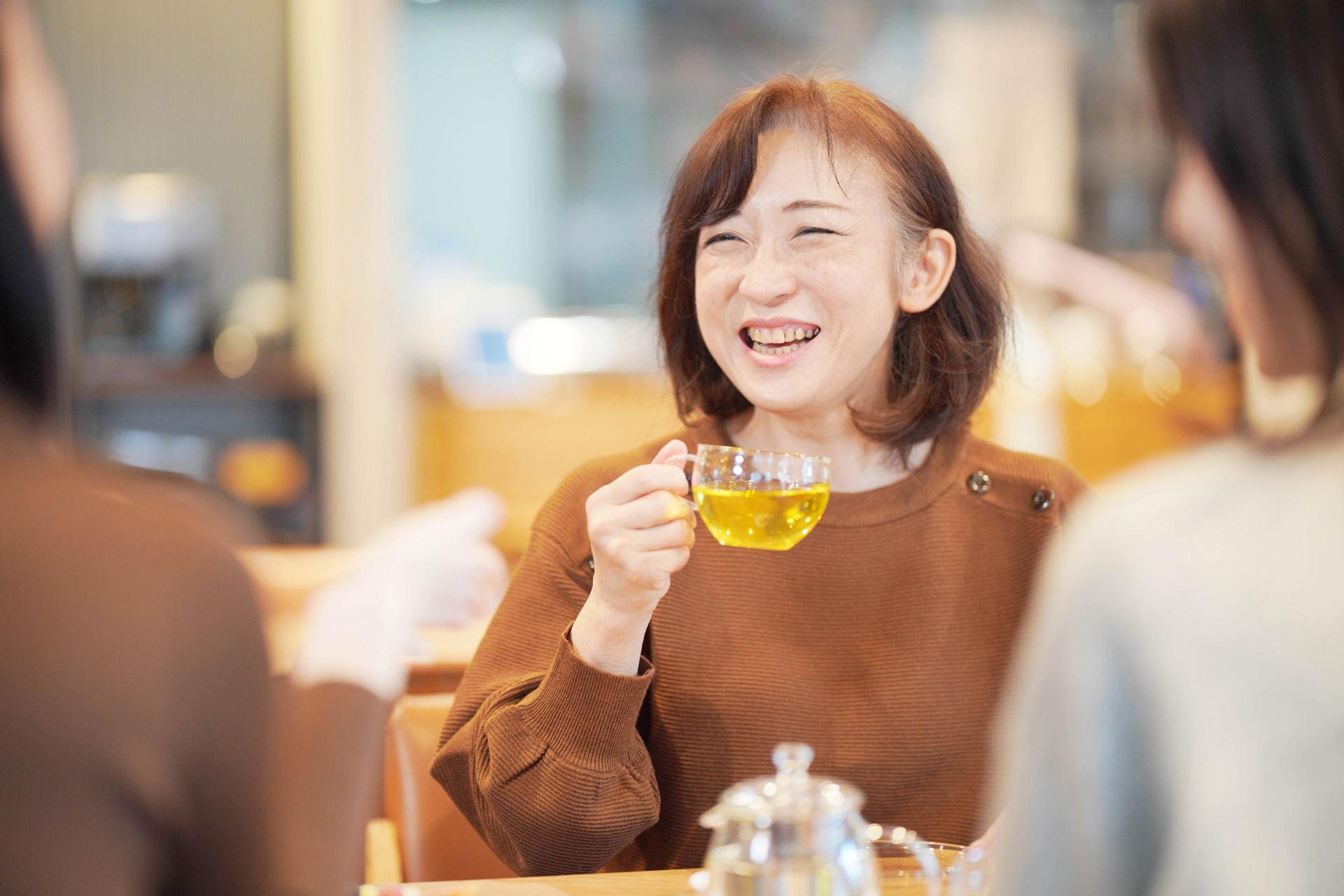 お茶を楽しむ女性