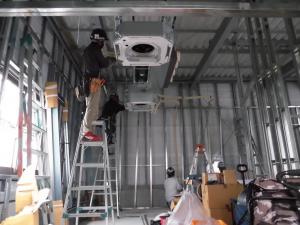 空調機器の吊込み・配管作業