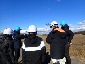 ドローンを飛ばしている様子