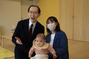 こども園に来ている親子と知事の写真１
