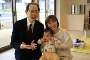 こども園に来ている親子と知事の写真２