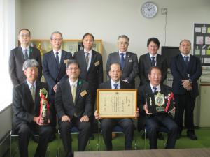 受賞の挨拶（前方左から四人目が上野氏）