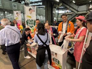 東京都中央卸売市場における県産夏秋青果物トップセールス写真3