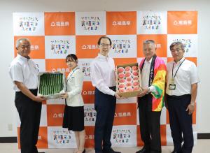 JAふくしま未来によるモモ「あかつき」、キュウリの贈呈写真1