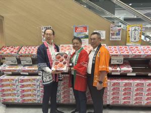 ヨークベニマル西ノ内店における県産農林水産物トップセールス写真1