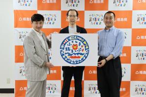 ふくしま旅まっぷのパネルを持っている3人