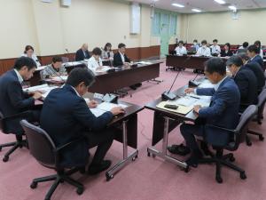 大阪府議会の調査を行う総務委員会の写真