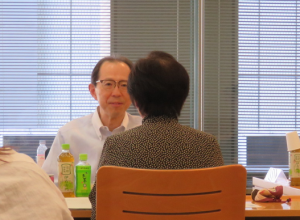 意見交換を行う知事