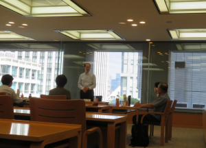 避難者と話す知事