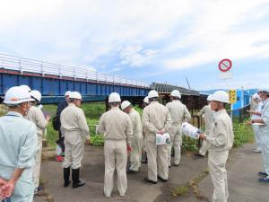 視察を行う土木委員会の写真