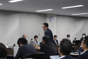 総括審査会（鈴木優樹議員）の写真