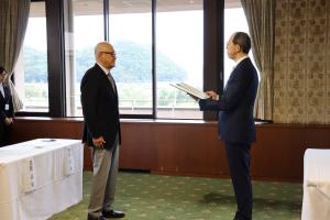 委嘱状を交付する知事