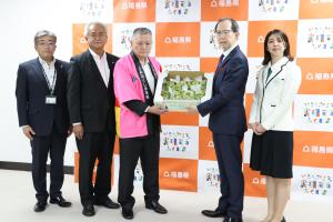 ＪＡふくしま未来によるぶどう「シャインマスカット」の贈呈写真1