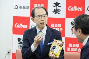 堅あげポテトを試食する知事