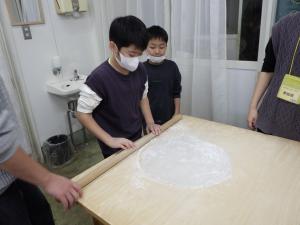 そば打ち伸ばす