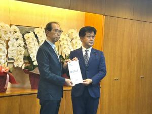 要請書を持つ知事と仁木厚生労働副大臣