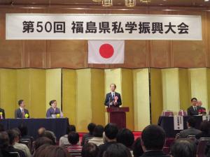 祝辞を述べる知事