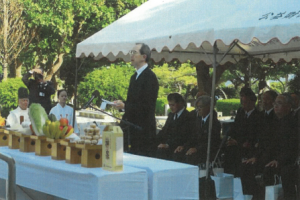 追悼の言葉を述べる知事