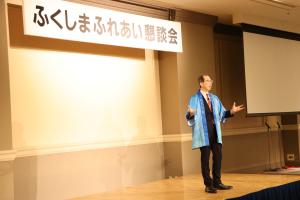 スピーチを行う知事