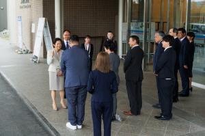 お出迎えをする知事たち