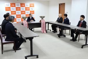 知事とバレーボール部関係者が話している様子