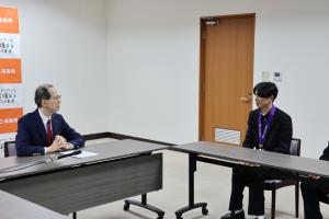 増子選手と話す知事