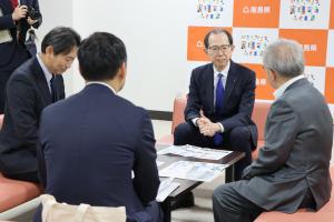 報告を受ける知事