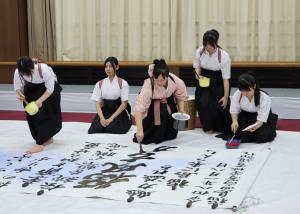 書道パフォーマンスを行う千葉清藍氏