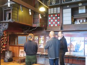 説明を受けながら清航館を視察する知事