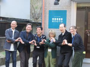 enotoの前で関係者の皆さんと集合写真を撮る知事