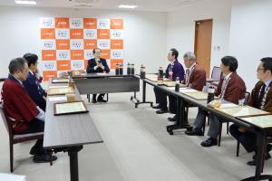 事業者と話す知事２