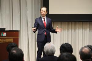 講演を行う知事