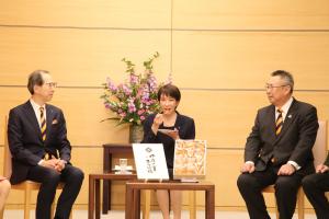 内閣総理大臣への「あんぽ柿」贈呈写真１