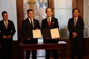 連携に関する覚書を持つ知事