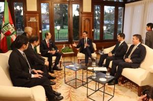 意見交換を行う知事