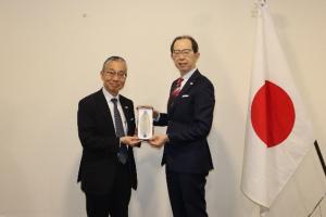 総領事へ記念品を渡す知事