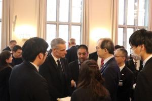 参加者と懇談する知事