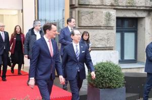 ヴュスト州首相と歩く知事