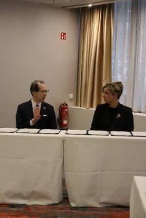 ノイバウアー・NRW州副首相とお話する知事