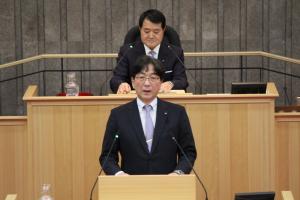 福祉公安委員長報告（佐藤徹哉副委員長）の写真