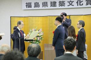 知事が受賞者に表彰状を授与している様子１