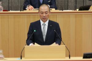 県民の安全・安心対策副委員長の委員長報告の写真