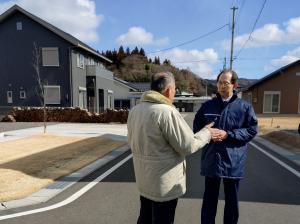知事が説明を受けている様子