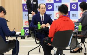 知事と参加者が懇談している様子