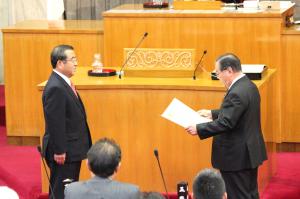 全国都道府県議会議長会表彰の伝達(遠藤忠一議員)