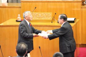 全国都道府県議会議長会表彰の伝達(西丸武進議員)