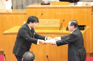 全国都道府県議会議長会表彰の伝達(本田朋議員)