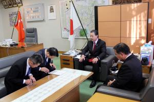 東京電力(株)へ申し入れを行う杉山議長